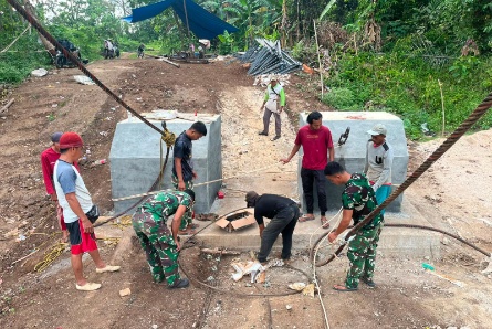 TNI dan Warga Bahu-membahu Pasang Tali Seling Baja Jembatan Gantung Perintis Garuda di Lampung Utara, Target Rampung untuk 500 Kepala Keluarga