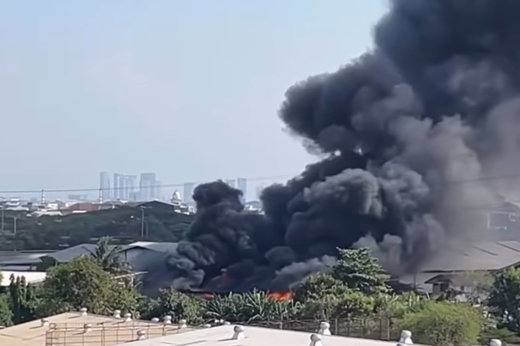 Kebakaran Gudang di Pluit Penjaringan, 70 Personel Damkar Dikerahkan Hingga Tahap Pendinginan