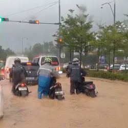 Cuaca Ekstrem Kepung Kepri: Batam Banjir, Lingga Diterjang Puting Beliung, Warga Gotong Royong Perbaiki Rumah