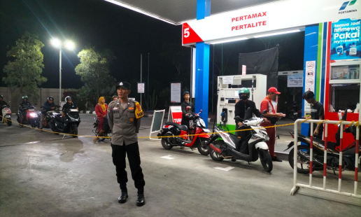 Polsek Kasihan Kawal SPBU Bibis Raya Pasca Kenaikan Harga Pertamax, Antrean Pertalite Mengular 30 Motor