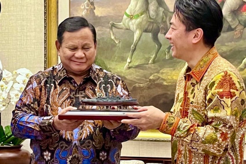 Menteri Pertahanan Jepang Hadiahi Prabowo Miniatur Kapal Perang Mikasa dari Kampung Halaman