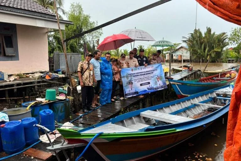 Pemprov Kalsel Serahkan 5 Perahu Bermotor ke Kelompok Pengawas Laut, Perkuat Patroli di Perairan Daerah