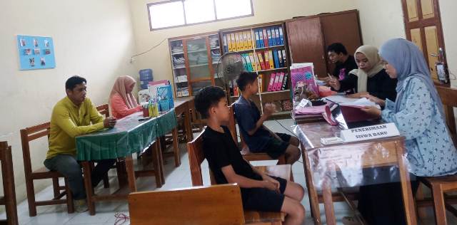 3 Jalur Seleksi SPMB di SMPN 9 Majene Resmi Dibuka, Orang Tua dan Calon Siswa Padati Sekolah