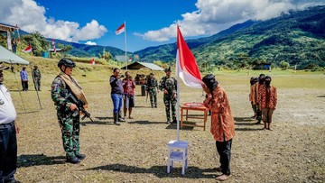 Delapan Anggota OPM di Pegunungan Bintang Ikrar Setia NKRI, Serahkan Senpi dan Bendera Bintang Kejora