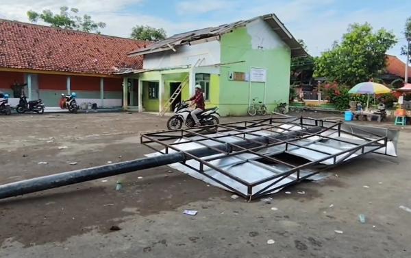 Angin Puting Beliung di Cirebon Terjang 24 Rumah dan Sekolah, Atap Warga Tersapu Saat Subuh