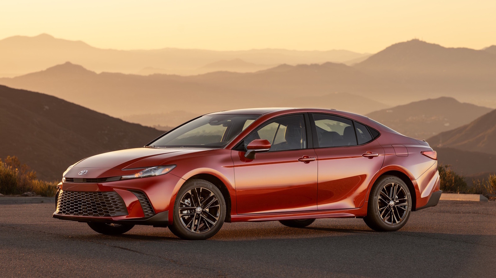 Toyota Prius vs Camry Hybrid 2026: Perbandingan Konsumsi BBM Dua Mobil Hybrid Paling Populer