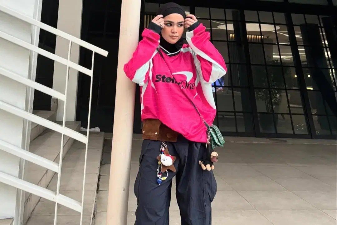 7 Inspirasi Padu Padan Jersey Bola Hijab untuk Nobar Piala Dunia 2026, dari Gaya Ayana Moon hingga Adiba Khanza