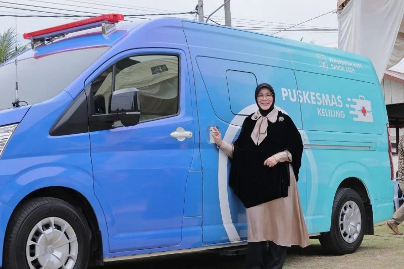 Wali Kota Banda Aceh Illiza Serahkan Ambulans Puskesmas Keliling Dilengkapi USG di Posyandu Alue Naga