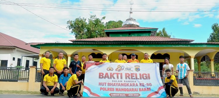 Sambut Hari Bhayangkara ke-80, Polres Manggarai Barat Bersihkan Masjid, Gereja, dan Pura di Labuan Bajo