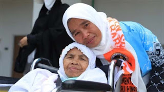 Jemaah Haji Lansia Asal Solok Ini Rela Berjalan Paling Belakang Demi Merawat Orang Tua di Tanah Suci