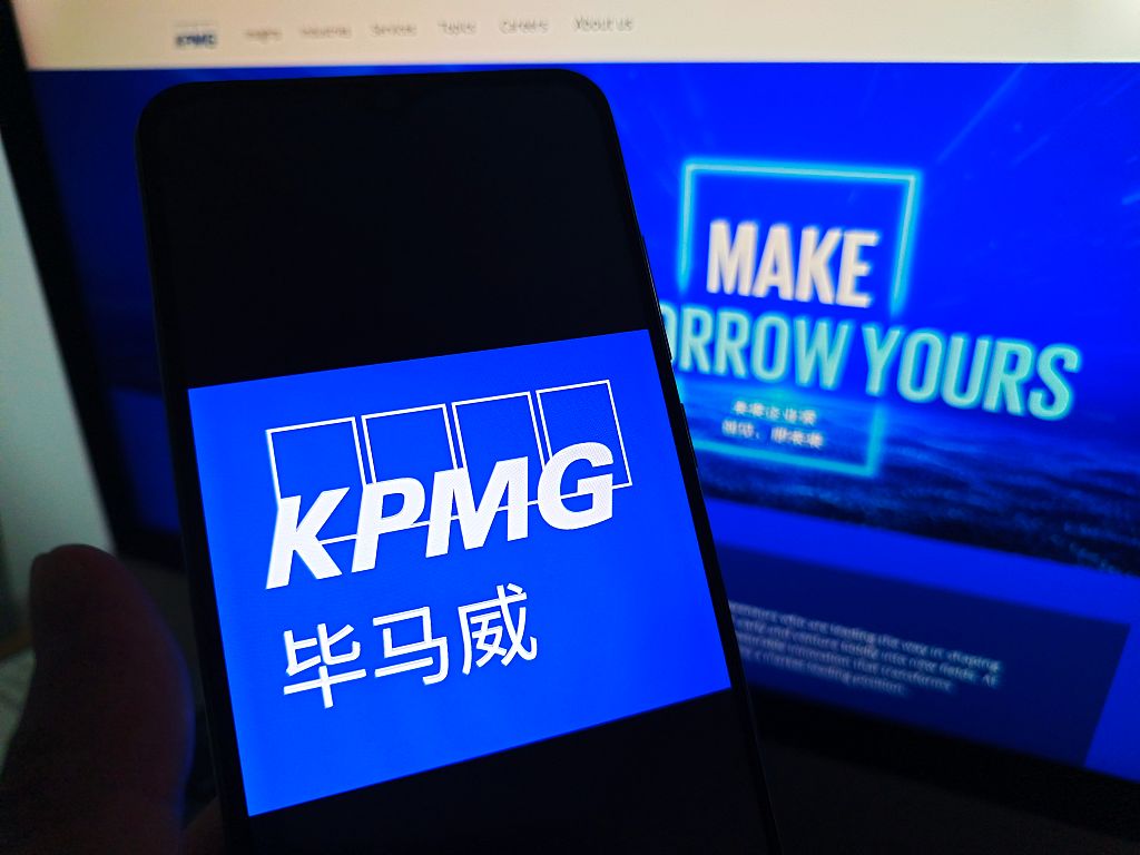Laporan AI KPMG Ditarik karena Halusinasi, Klaim Soal UBS hingga NHS Terbukti Keliru
