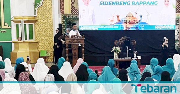 Ribuan Jamaah Padati Masjid Agung Sidrap Ikuti Safari Dakwah TP PKK Hadirkan Ummi Pipik