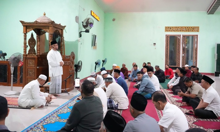 Subuh Berjamaah di Perbatasan Temajuk, Gubernur Kalbar Ria Norsan Serahkan Bantuan Rp50 Juta untuk Masjid dan Surau