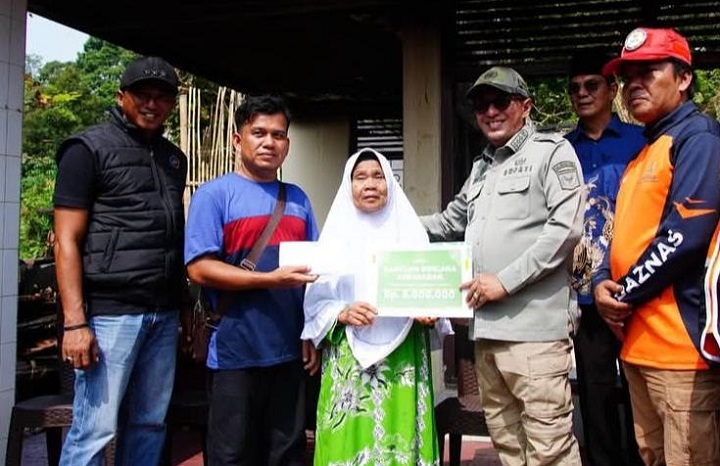 Bupati Tanah Datar Salurkan Bantuan Baznas Rp6 Juta untuk Korban Kebakaran di Lubuk Jantan
