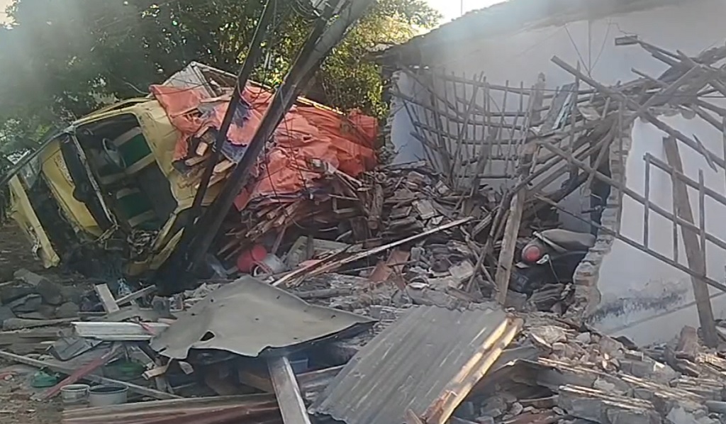 Truk Muat 6 Ton Kayu Rem Blong di Mojokerto, Hantam Rumah dan Warung, Tiga Luka-Luka