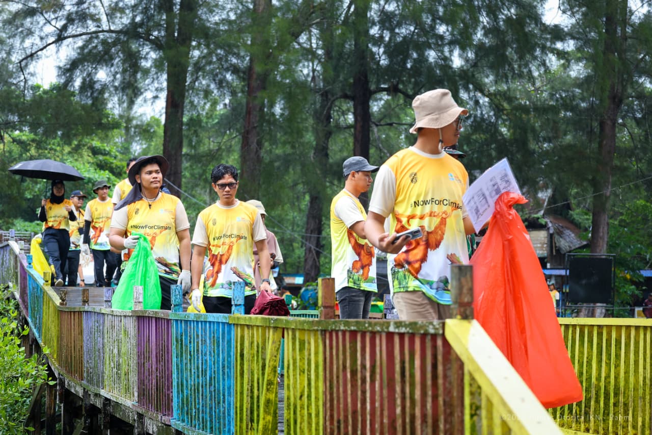 Otorita IKN Tanam 350 Mangrove dan Angkat 202 Kg Sampah di Pantai Tanah Merah