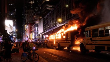 Bus Shuttle Dibakar Fans New York Knicks saat Pesta Juara NBA Musim Ini