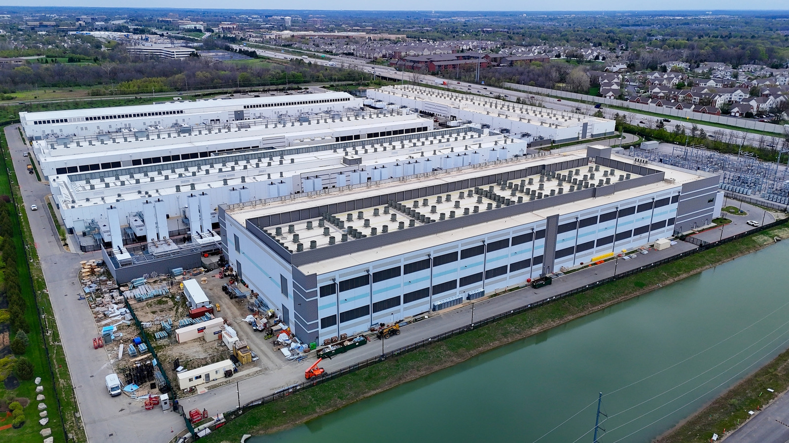 Terobosan Data Center Amazon Berhasil Tekan Konsumsi Listrik dan Air Pendingin Secara Drastis