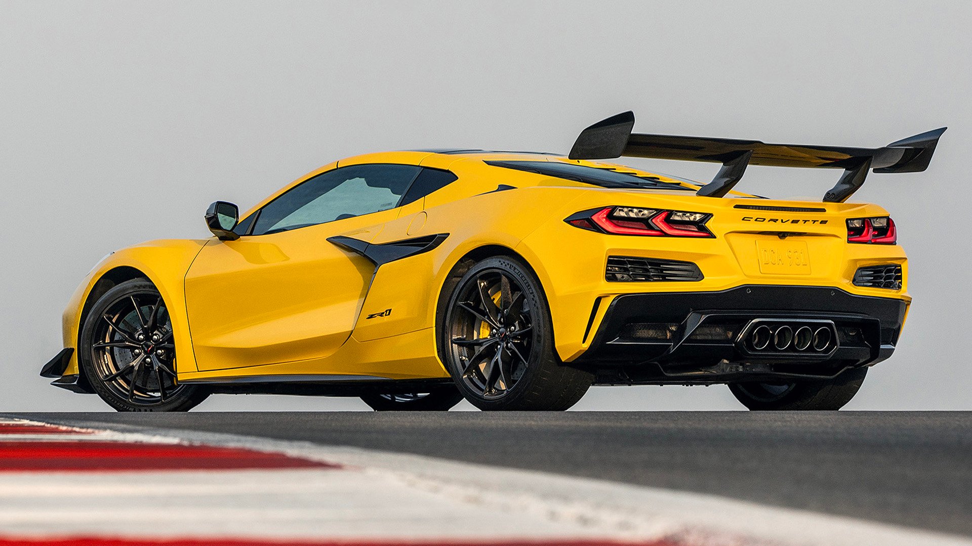 Chevrolet Corvette ZR1 Bermasalah, Cat Tergores Akibat Gaya Tekan Sayap Belakang di Atas 180 MPH