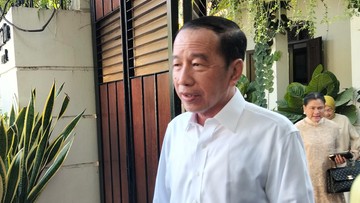 Jokowi Turun di Ujung Antrean, Sapa Warga yang Menunggu di Depan Rumahnya di Solo