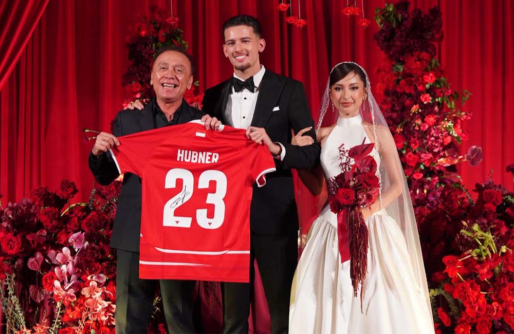 Jersey Timnas Bertanda Tangan Justin Hubner Jadi Oleh-Oleh Spesial Iwan Bule di Resepsi Pernikahan