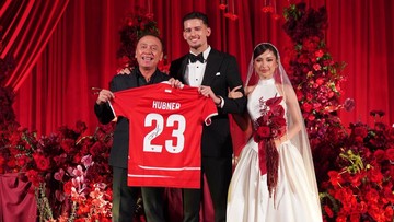 Mantan Ketum PSSI Iwan Bule Terima Jersey Timnas dari Justin Hubner di Resepsi Pernikahan