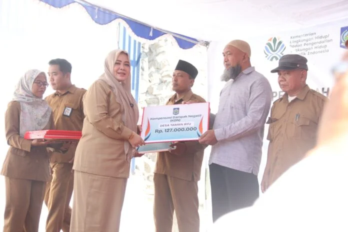 Pemprov NTB Salurkan Kompensasi Rp 683,5 Juta ke 8 Desa Lingkar TPA Kebon Kongok, Wagub Umi Dinda Tegaskan Bukan Sekadar Bantuan