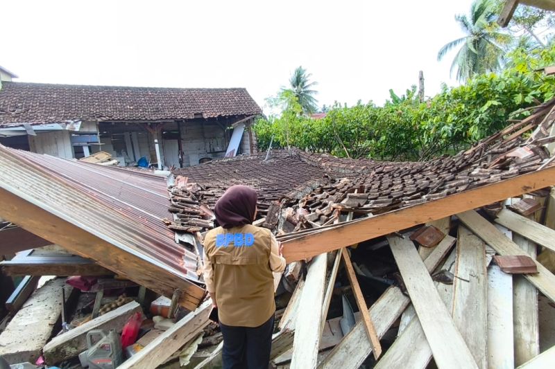 15 Rumah Rusak Akibat Gempa M 6,7 di Parigi Moutong, Warga Mengungsi ke Temak Keluarga