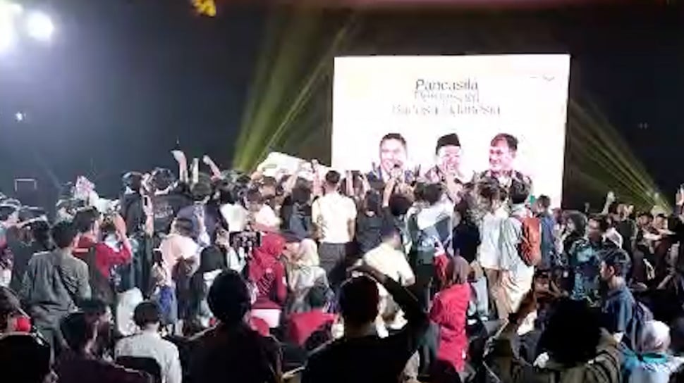 Ricuh di UGM, Menteri Nusron dan Wamentan Sudaryono Dievakuasi setelah Dilempar Botol Air Mineral