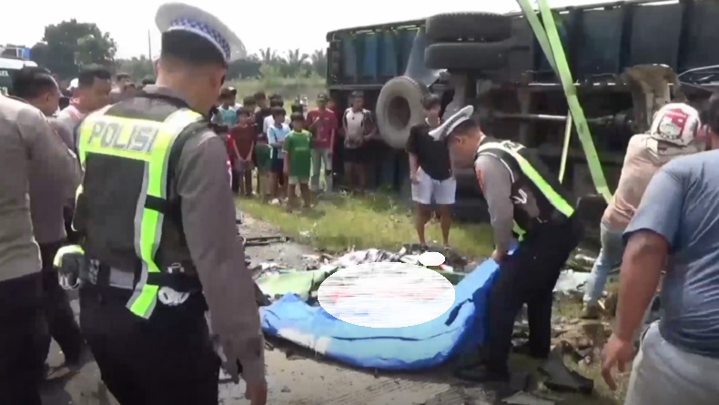 Kecelakaan Beruntun di Jalinsum Lampung Selatan Tewaskan Dua Sopir Truk, Ratusan Paket Berserakan
