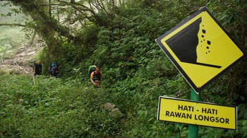 TNBTS Tangkap 13 Pendaki Ilegal Semeru, Empat Orang Masih Buron di Kawasan Purbakala