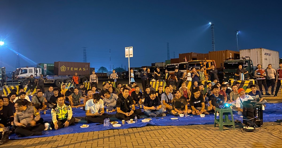 Malam di Buffer Area Inggom: Polisi dan Pelindo Nobar Bola Bareng Sopir Trailer, Sambil Bagi Sembako
