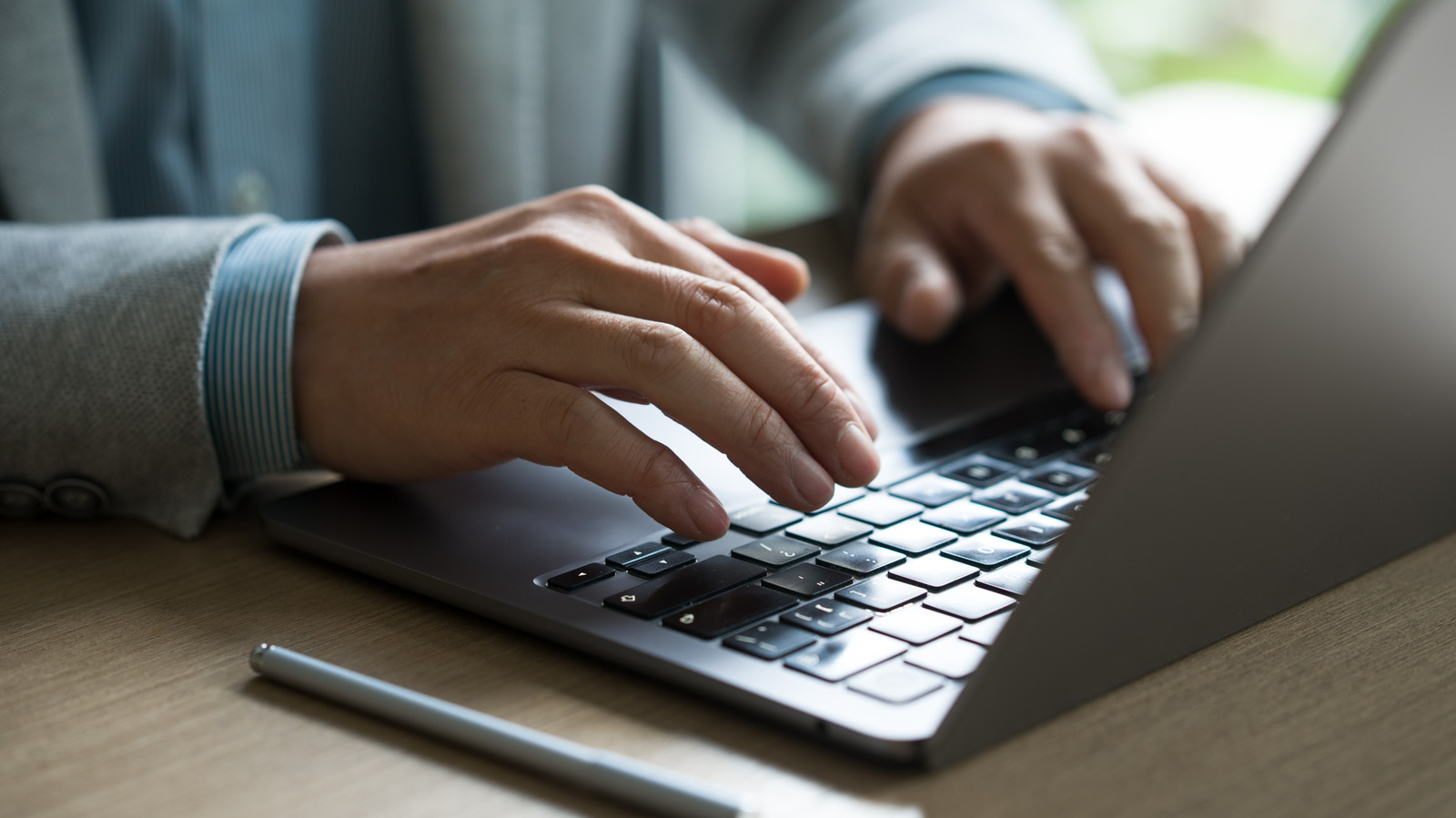 Laptop Consumer vs Business: Kapan Kamu Benar-benar Butuh yang Mahal?
