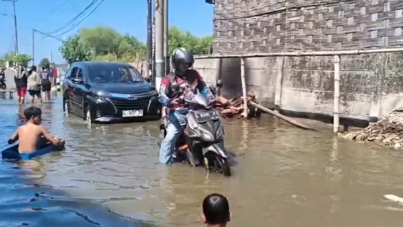 Banjir Rob Rendam 5.000 Jiwa di Pesisir Sidoarjo, Ratusan Hektare Tambak Rusak Parah