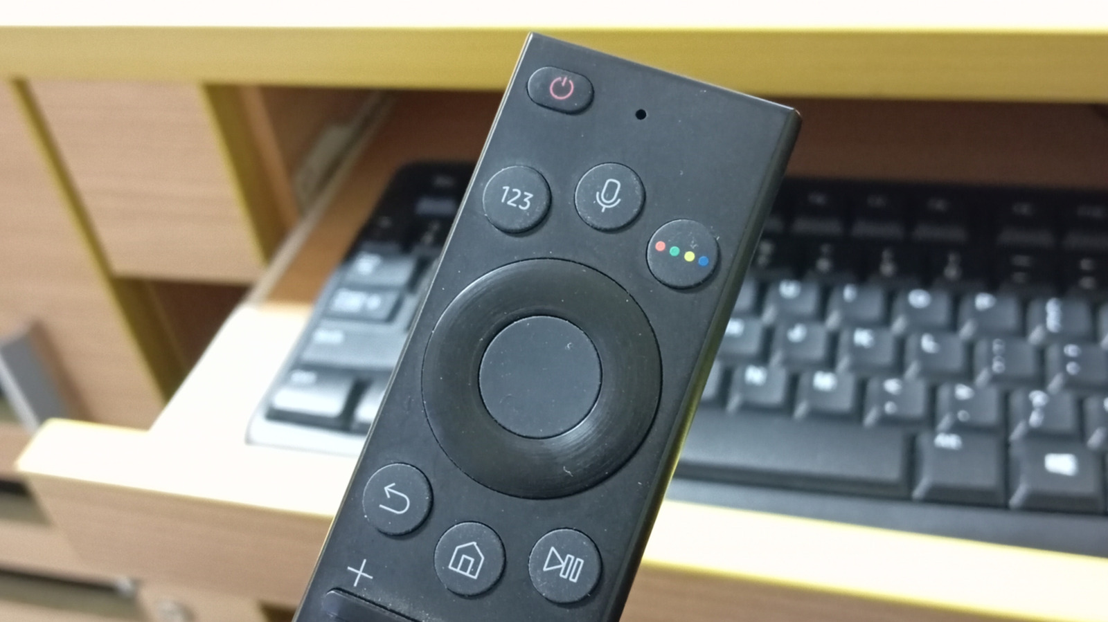 Remote TV Samsung Bisa Dipakai untuk Xbox, PlayStation, dan Kontrol TV Kedua — Ini Triknya