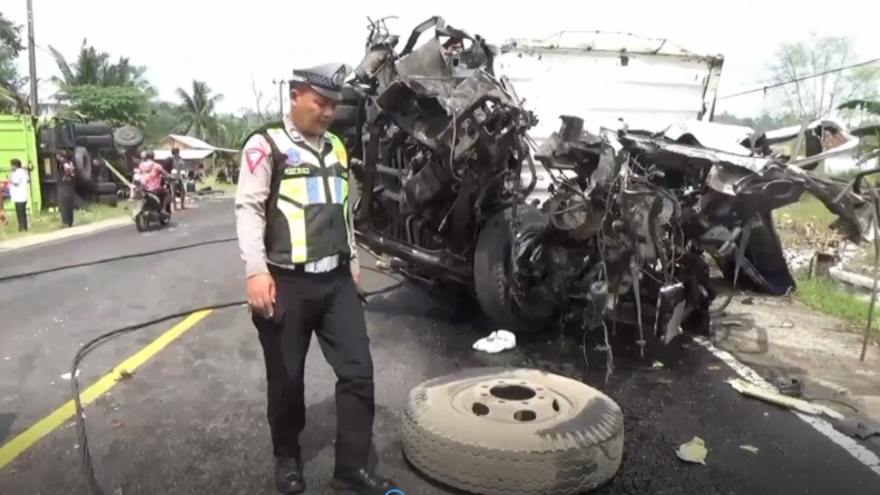 Kecelakaan Maut Jalinsum Lampung Selatan Tewaskan Dua Orang, Ratusan Paket Berserakan Akibat Rem Blong