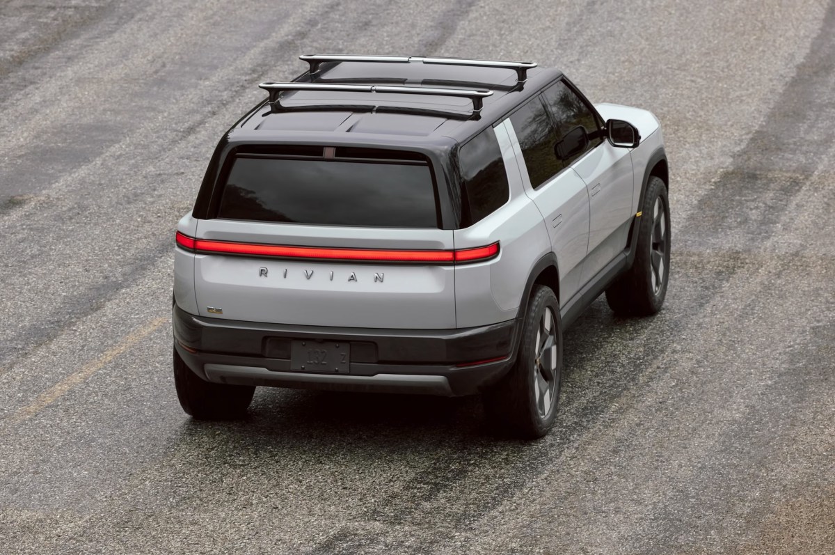Rivian PHK Ratusan Karyawan Tepat Setelah Pengiriman SUV Listrik R2 Dimulai
