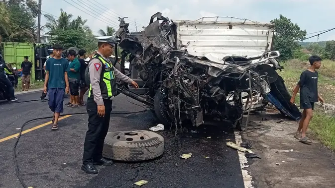 Dua Tewas dalam Kecelakaan Beruntun Tiga Truk Boks di Lampung Selatan, Diduga Rem Blong