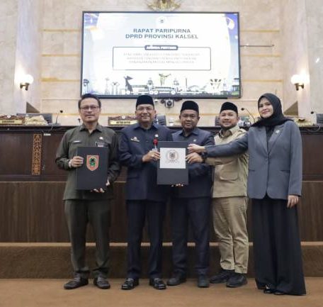 DPRD Kalsel Sahkan Perda Penanaman Modal, Plh Sekda Serahkan LPJ APBD 2025 ke Legislatif