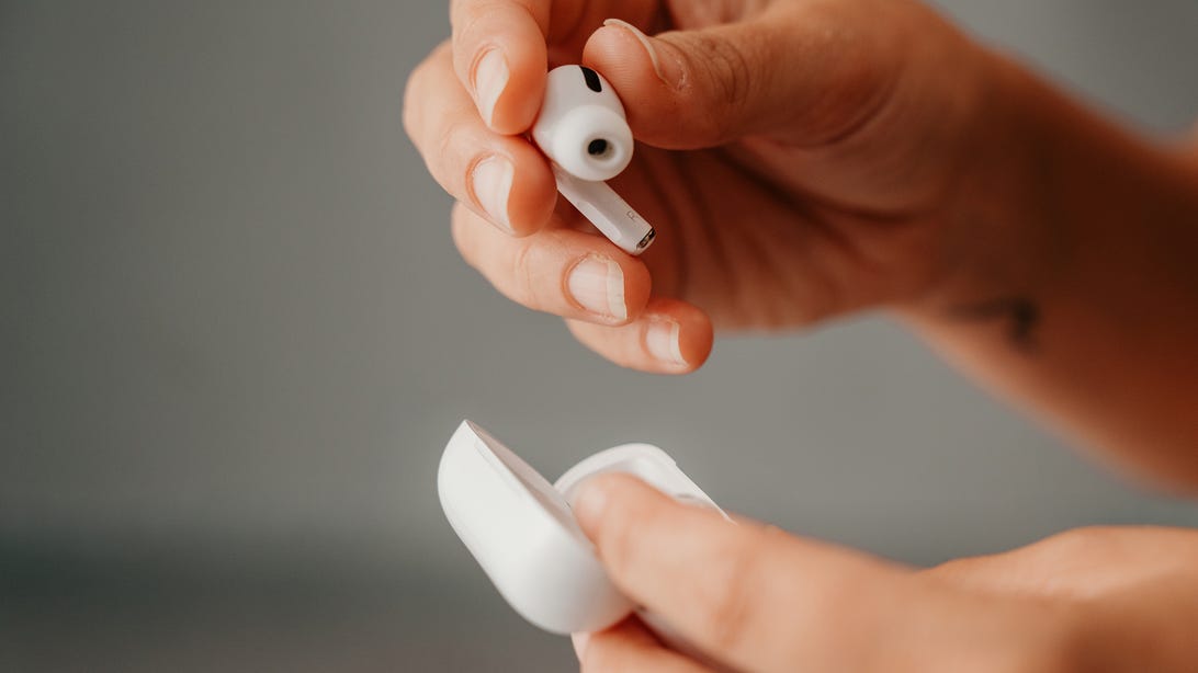 Apple Siapkan AirPods Berkamera untuk 2027, Siri Bisa 