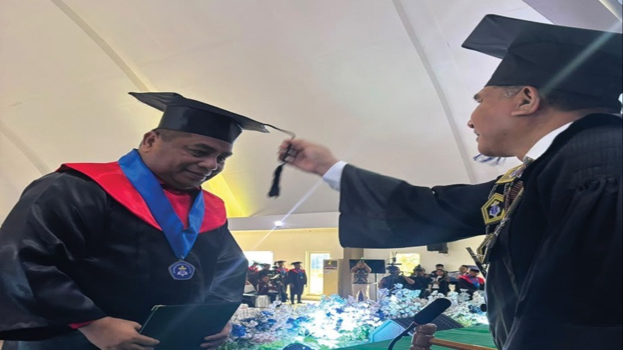 Ketua DPRD Maluku Benhur Watubun Raih Gelar Sarjana Hukum di Tengah Kesibukan sebagai Pimpinan Dewan