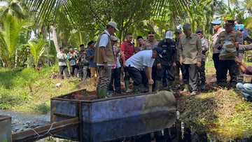 Menteri LH Jumhur Hidayat Tinjau Sekat Kanal di Pelalawan, Targetkan Riau Bebas Kabut Asap