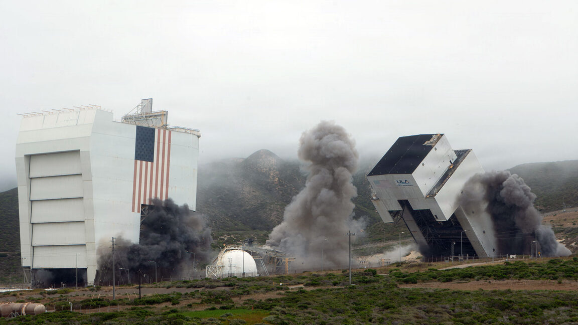 SpaceX Ambil Alih Landasan Peluncuran Bersejarah di California, Menara Pendukung Diruntuhkan