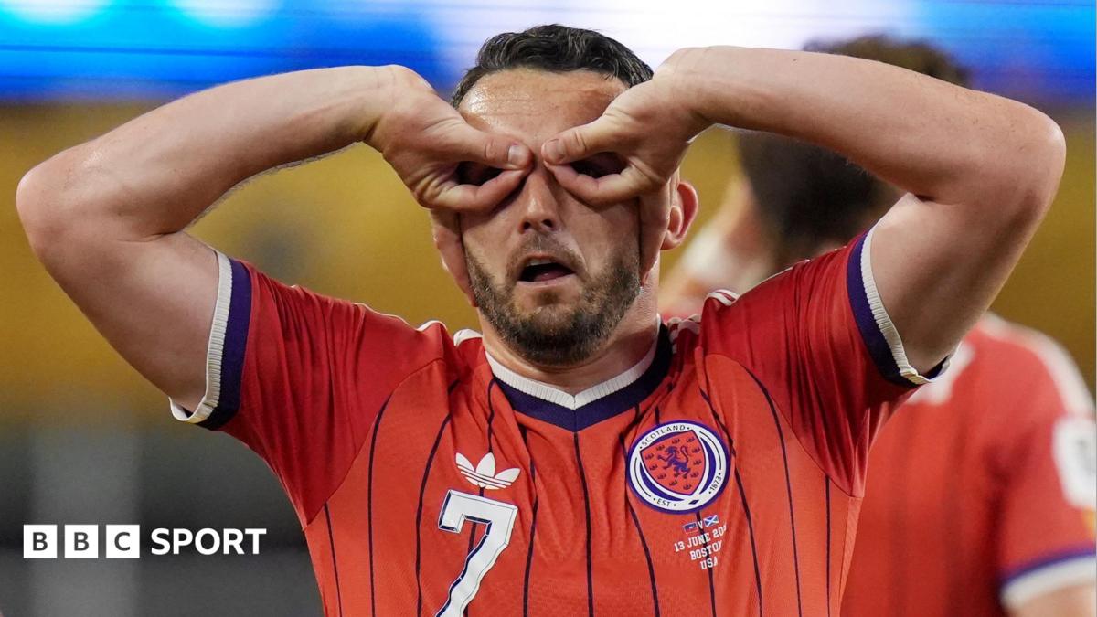 Gaya Selebrasi Goggles John McGinn Ternyata untuk Sang Keponakan yang Bermata Minus