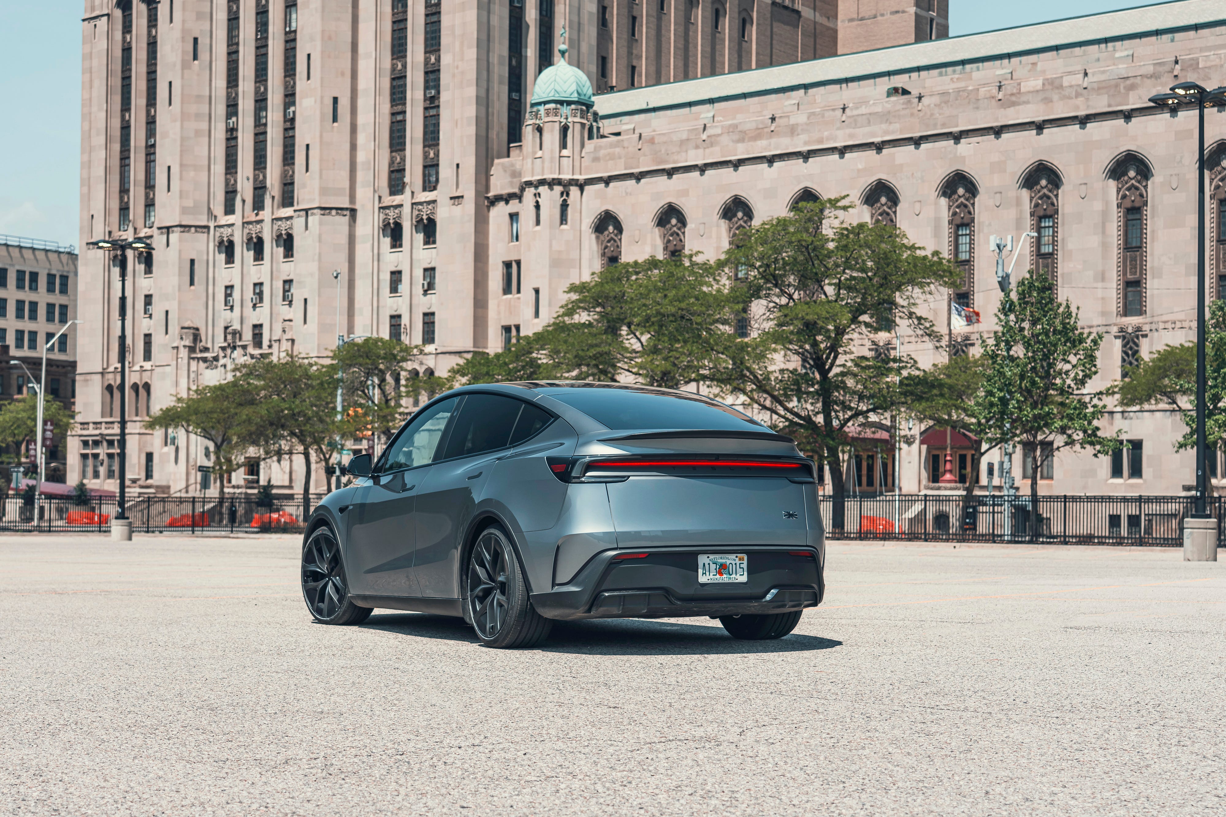 Foto Eksterior Tesla Model Y Performance 2026 Terlihat Lebih Tajam dan Agresif