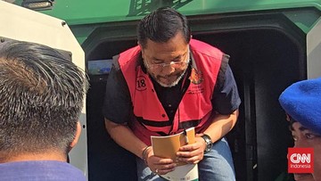 Eks Wakil Kepala BGN Sony Sonjaya Bawa Buku