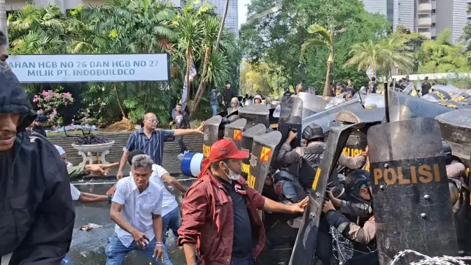 Eksekusi Hotel Sultan Ricuh, Massa Lempari Botol dan Batu ke Aparat Gabungan TNI-Polri