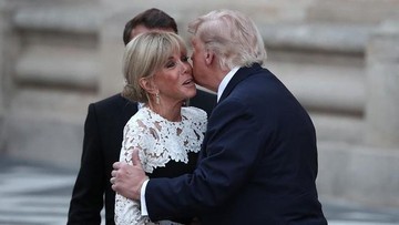 Jabat Tangan Trump dengan Brigitte Macron di KTT G7 Jadi Sorotan, Bahasa Tubuh Diplomatik Dipertanyakan