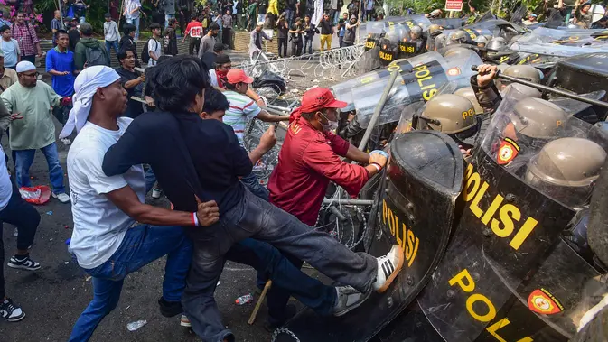 Bentrok Warnai Eksekusi Lahan Hotel Sultan, 29 Aparat Luka dan 69 Massa Diamankan