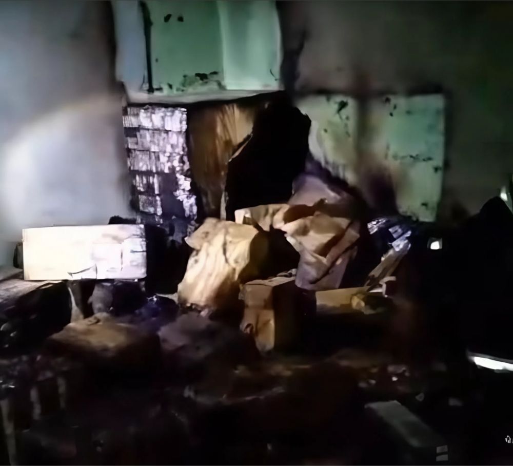 Damkartan Jambi Padamkan Kebakaran di Telanaipura, Gudang Rokok Ilegal King Garet Ikut Hangus